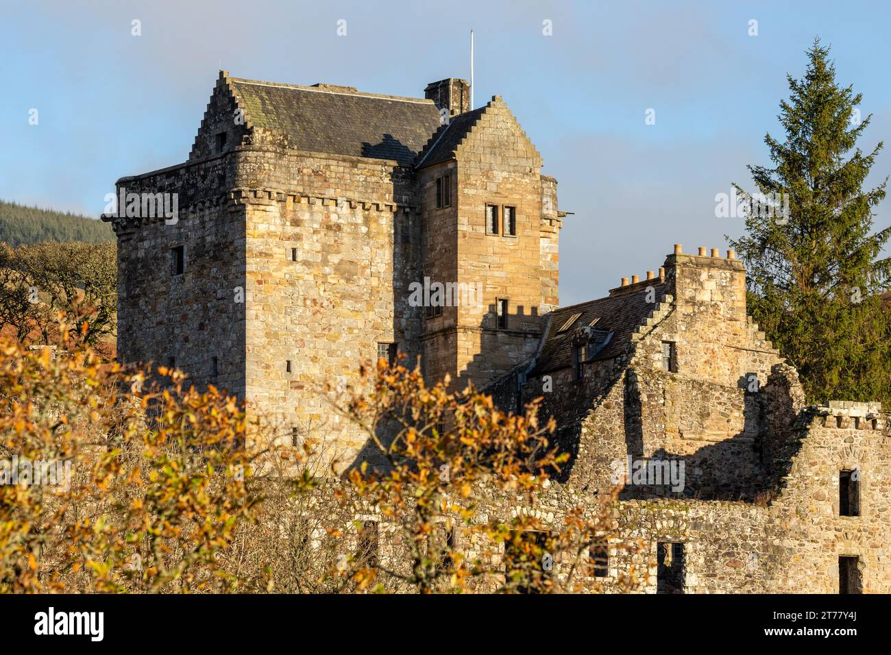 Castle Campbell situato sulle Ochil Hills e circondato da splendidi colori autunnali Foto Stock