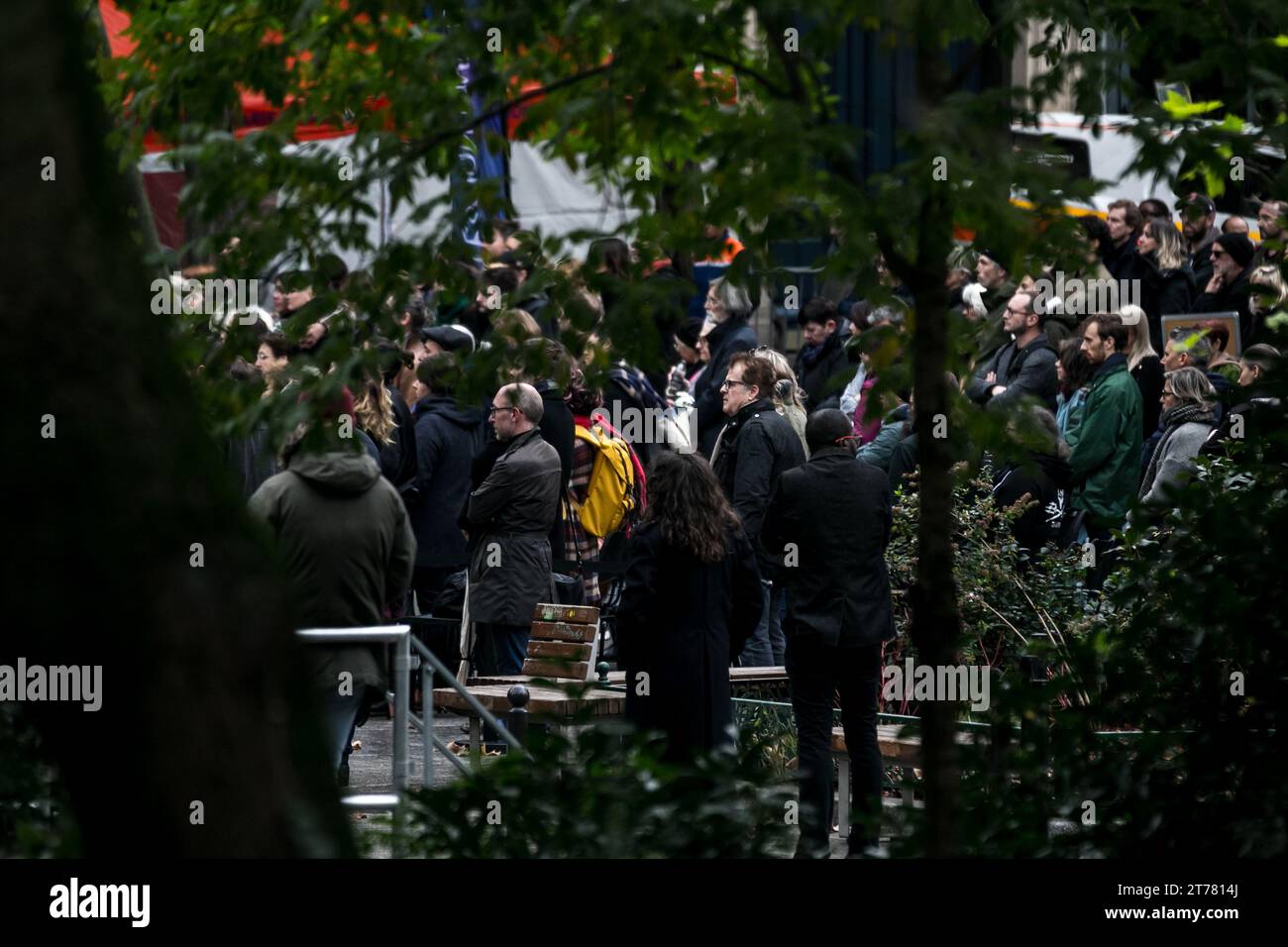 13 novembre 2023, le Bataclan, Parigi, Francia. Cerimonia per rendere omaggio alle vittime degli attentati terroristici del 13 novembre 2015. Foto Stock