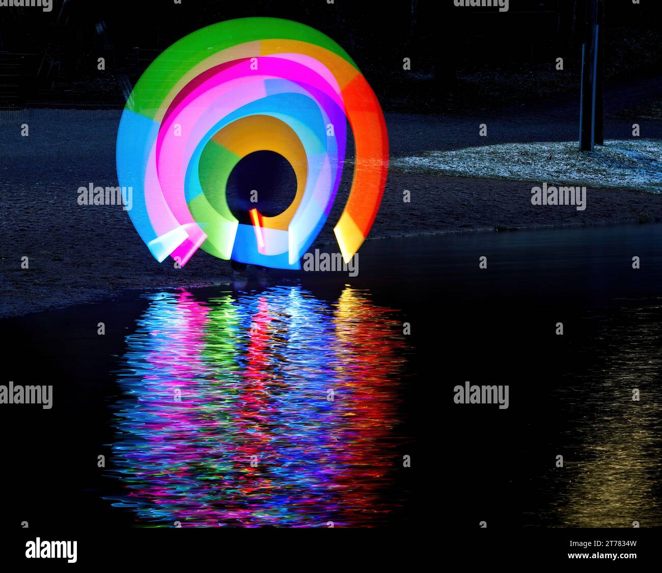 Pittura leggera con bastoncino di luce LED multicolore al buio Foto Stock