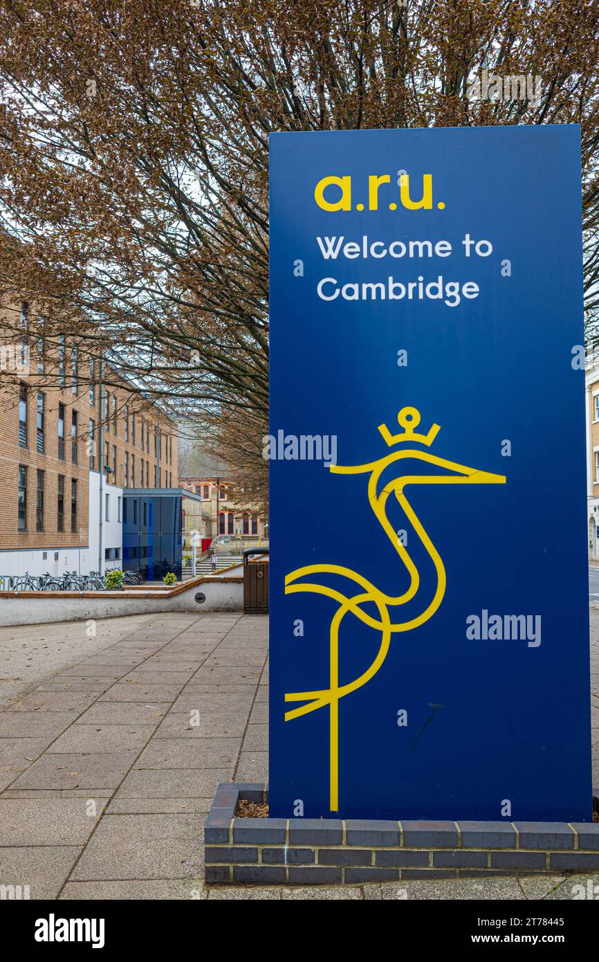 Ingresso dell'edificio principale dell'ARU Anglia Ruskin University Cambridge Campus sulla East Road Campus Cambridge. Foto Stock