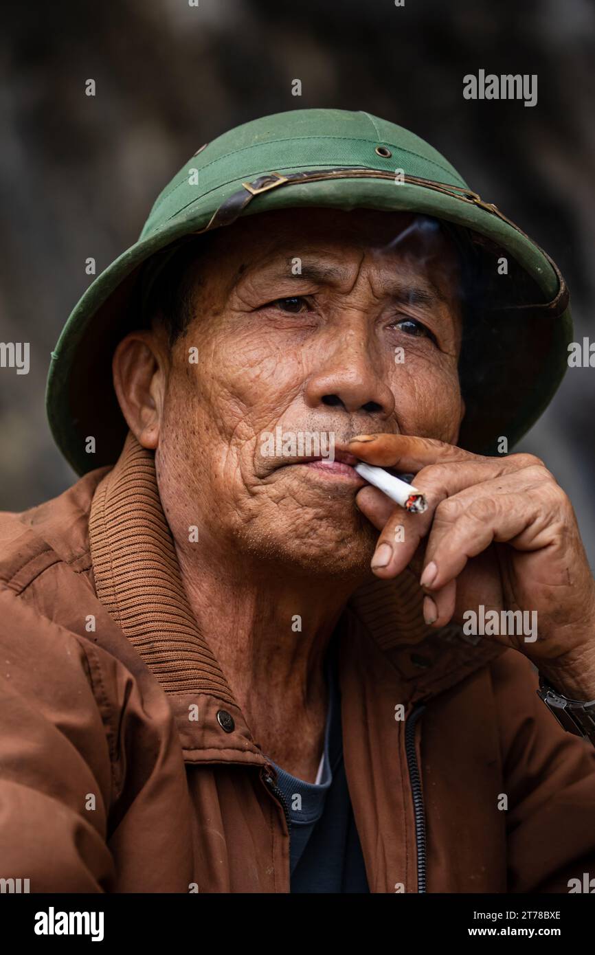 L'uomo vietnamita si sta rilassando dopo il lavoro Foto Stock