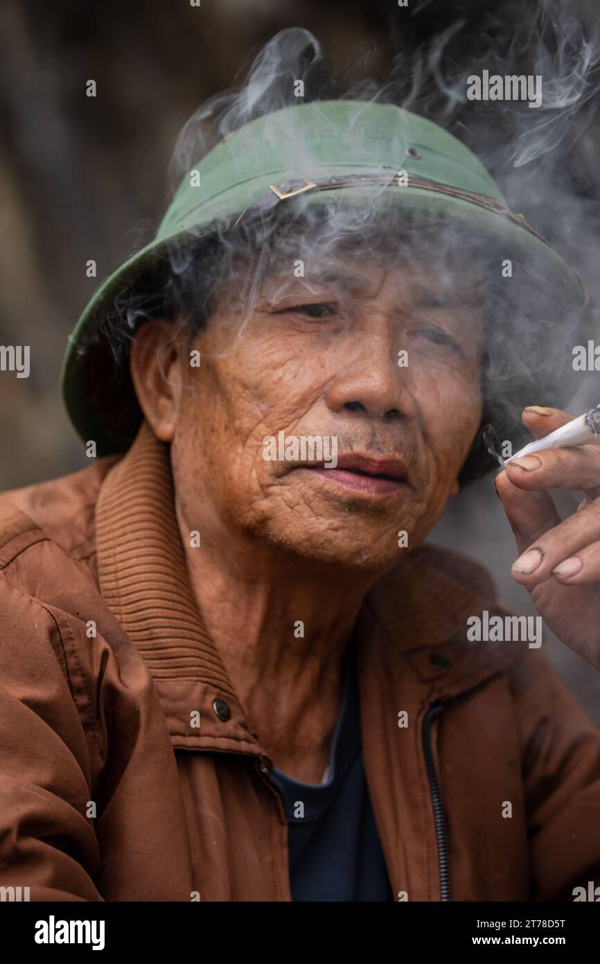 L'uomo vietnamita si sta rilassando dopo il lavoro Foto Stock