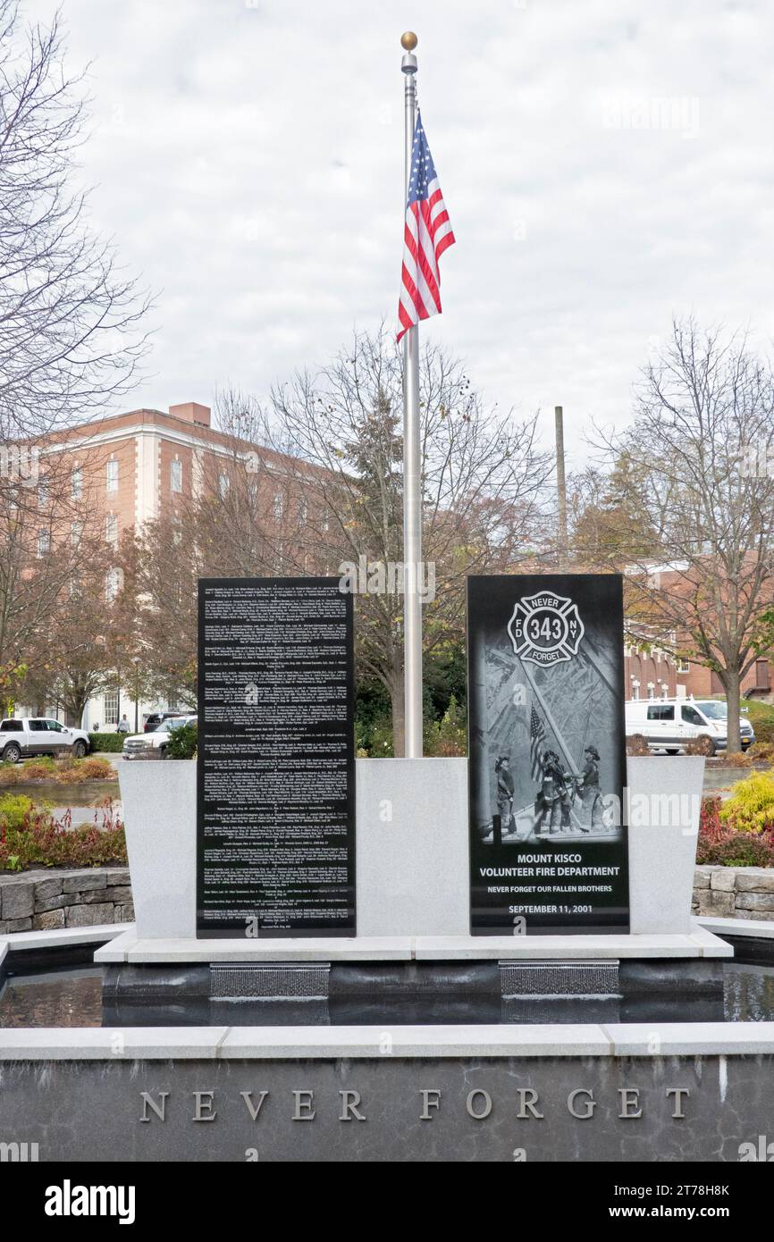 Il Mount Kisco, New York 911 Memorial, costituito da strutture in granito di 2 7 piedi che simboleggiano le Torri Gemelle. E' dedicato ai vigili del fuoco. Foto Stock