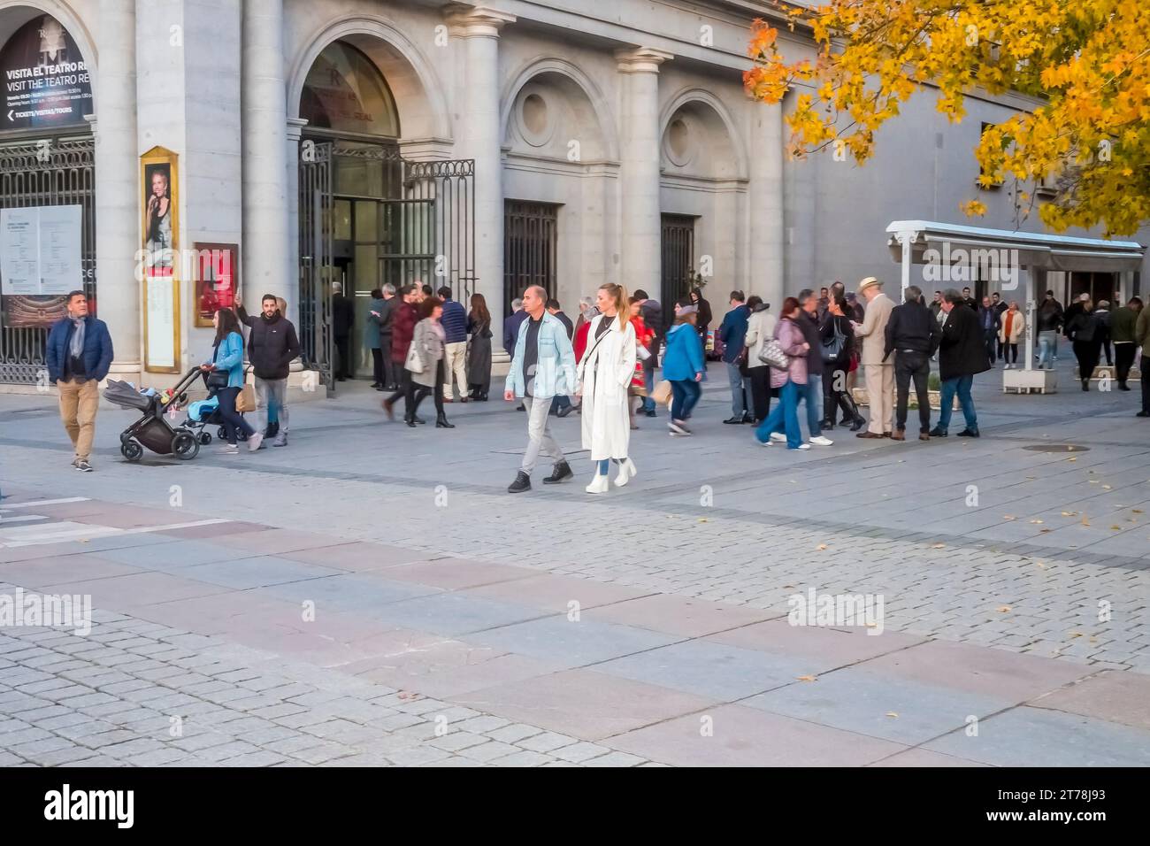 Persone in coda fuori dal Teatro reale, Opera, in Plaza de Oriente, Piazza Est Madrid Spagna. Foto Stock