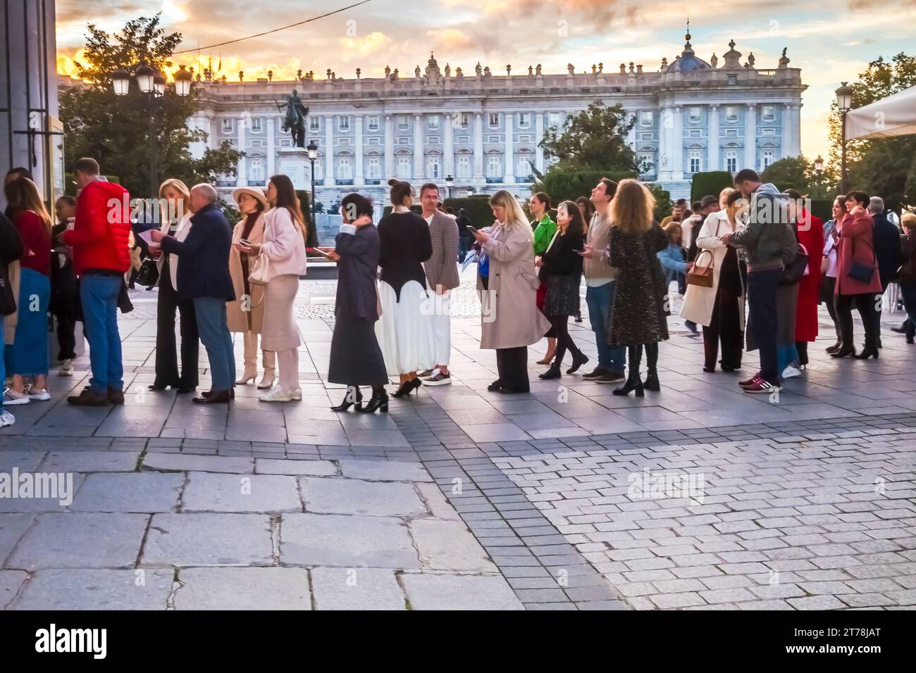 Persone in coda fuori dal Teatro reale (Opera) in Plaza de Oriente, Piazza Est Madrid Spagna. Foto Stock