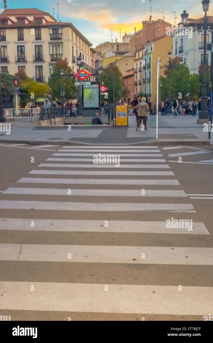 Attraversamento Zebra che guarda verso la stazione della metropolitana Opera in Plaza Isabel II, Madrid Spagna Foto Stock