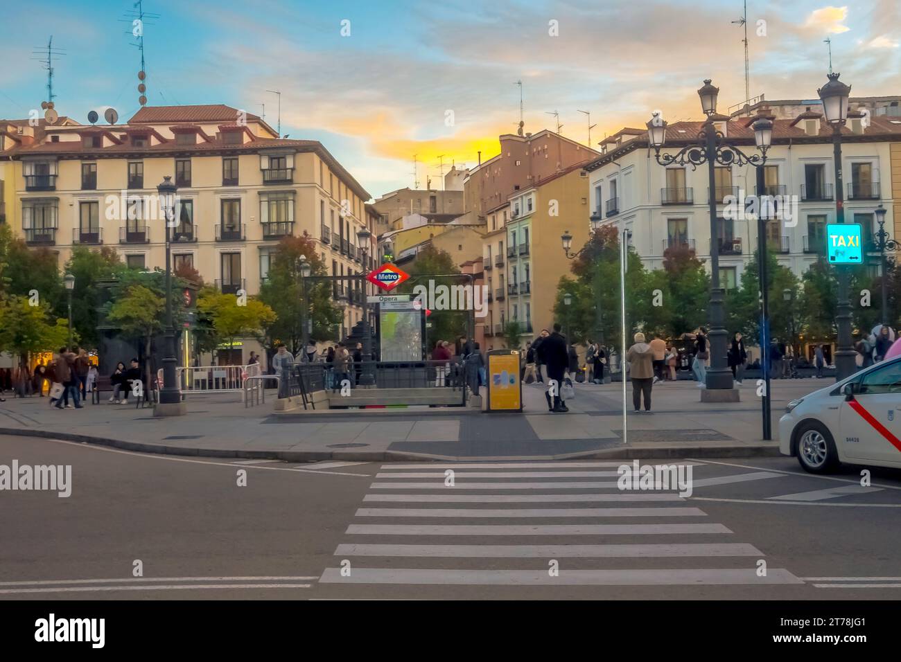 Attraversamento Zebra che guarda verso la stazione della metropolitana Opera in Plaza Isabel II, Madrid Spagna Foto Stock