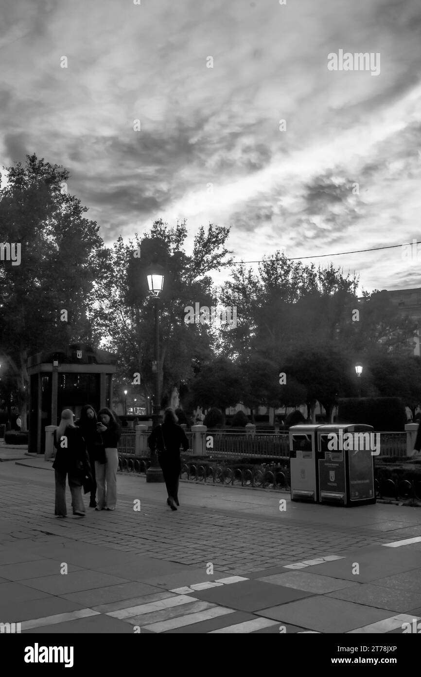 Guardando ad ovest durante un tramonto da Plaza de Oriente, Piazza Est, con Madrid in autunno in Spagna. Foto Stock