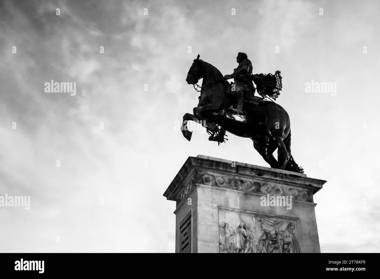 Sagoma del monumento a Felipe IV in Plaza de Oriente con cielo blu scuro e nuvole rosse, Madrid Spagna Foto Stock