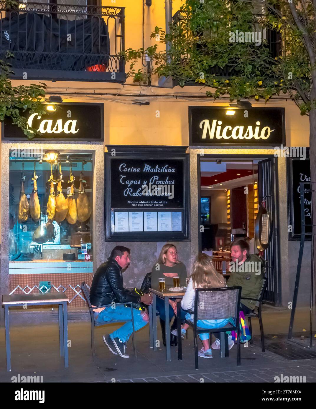 Casa Nicaso in via indipendenza vicino all'Opera in prima serata con persone sedute al terraza, Madrid Spagna. Foto Stock