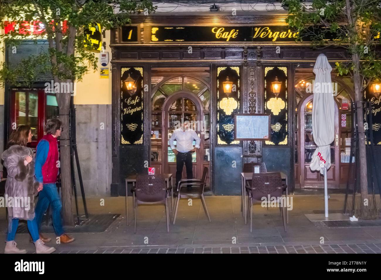 Cristina AbadCafe Vergara in Independence Street vicino all'Opera in prima serata con un cameriere che ti aspetta fuori, Madrid Spagna, Foto Stock