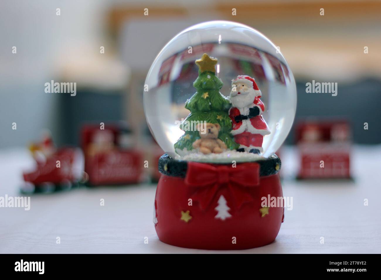 Snow Globe con Babbo Natale. Regalo di Natale o Capodanno, vista ravvicinata, attenzione selettiva Foto Stock