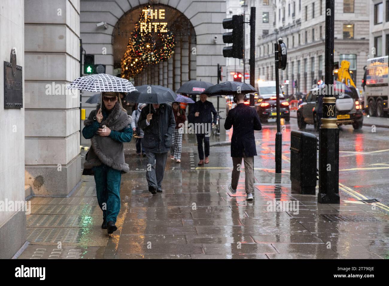 Londra, Regno Unito. 14 novembre 2023. Tempesta Debi: Allarme temporale per Londra, quando le ondate e i contraccolpi colpiscono la capitale. Piccadilly, London, England, UK 14th November 202 Credit: Jeff Gilbert/Alamy Live News Credit: Jeff Gilbert/Alamy Live News Foto Stock
