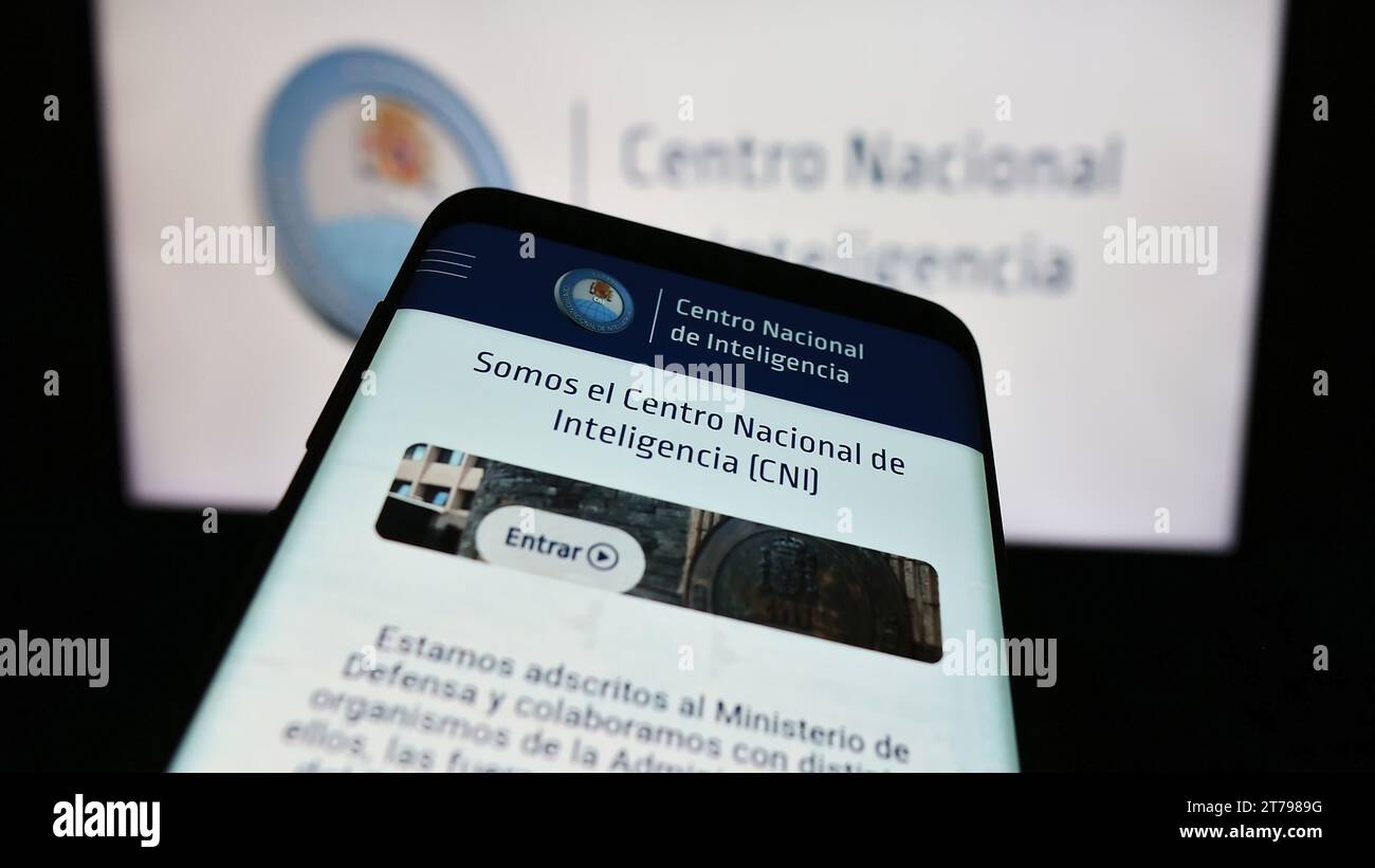 Telefono cellulare con sito web dell'agenzia di intelligence Centro Nacional de Inteligencia (CNI) davanti al logo. Mettere a fuoco in alto a sinistra sul display del telefono. Foto Stock