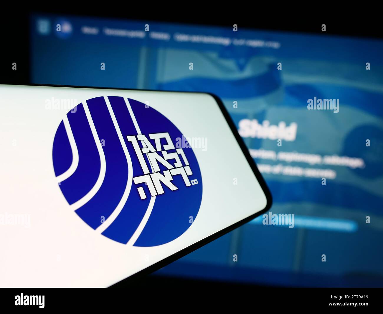 Telefono cellulare con il logo di Israel Security Agency (ISA, Shin Bet) davanti al sito web. Concentrarsi sul centro del display del telefono. Foto Stock
