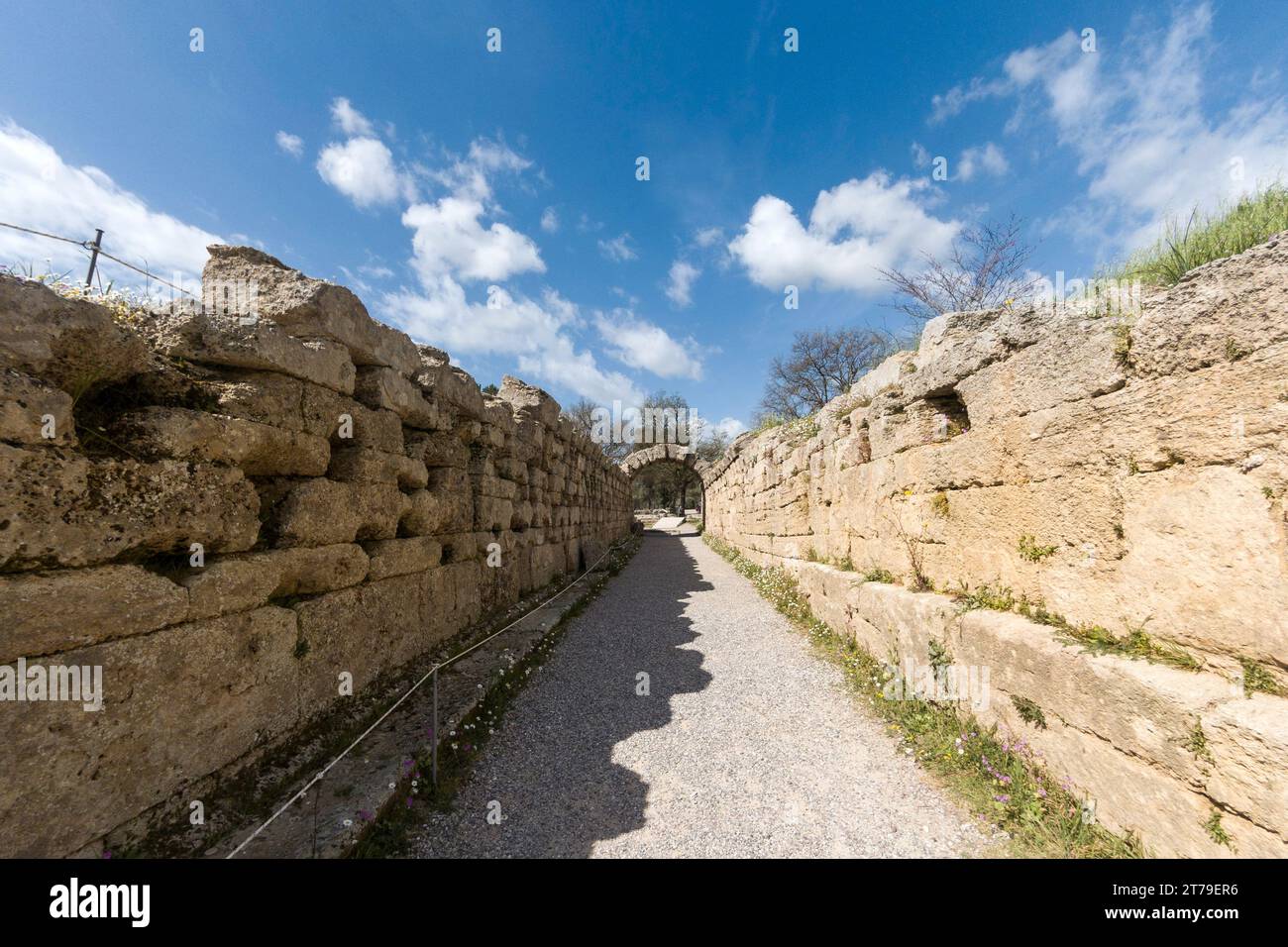 L'ingresso allo stadio nell'antico sito archeologico di Olimpia, luogo di nascita dei Giochi Olimpici originali, nel Peloponneso, in Grecia, in Europa. Foto Stock