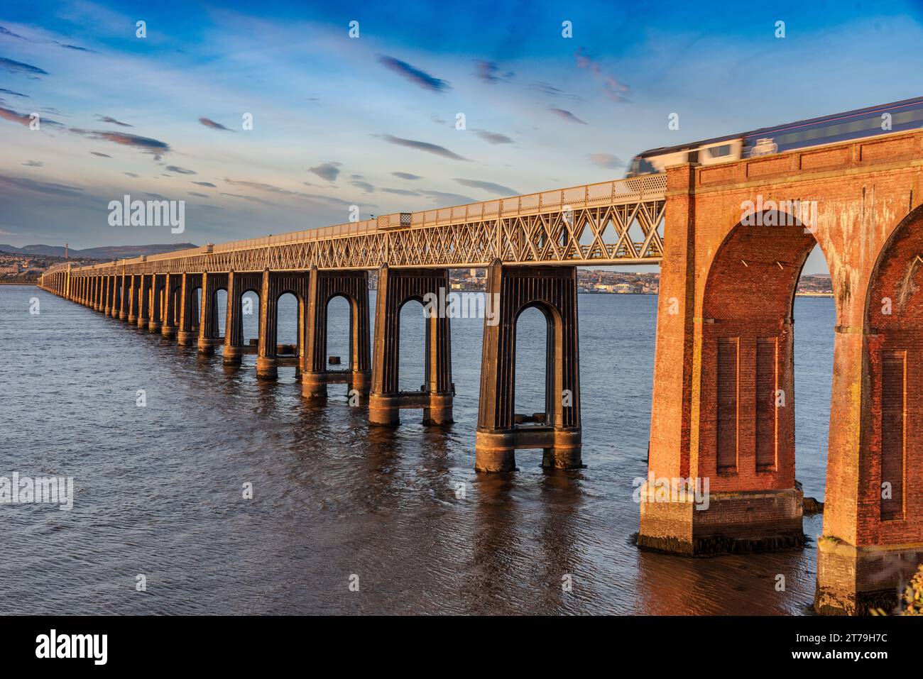 Un treno Scotrail HST che passa sul ponte ferroviario Tay da sud verso Dundee sulla riva lontana. Foto Stock