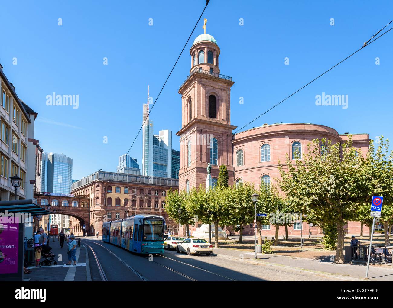 Un tram passa accanto alla Paulskirche (Chiesa di San Paolo) a Francoforte sul meno, in Germania, un'ex chiesa protestante utilizzata come sede per vari eventi. Foto Stock
