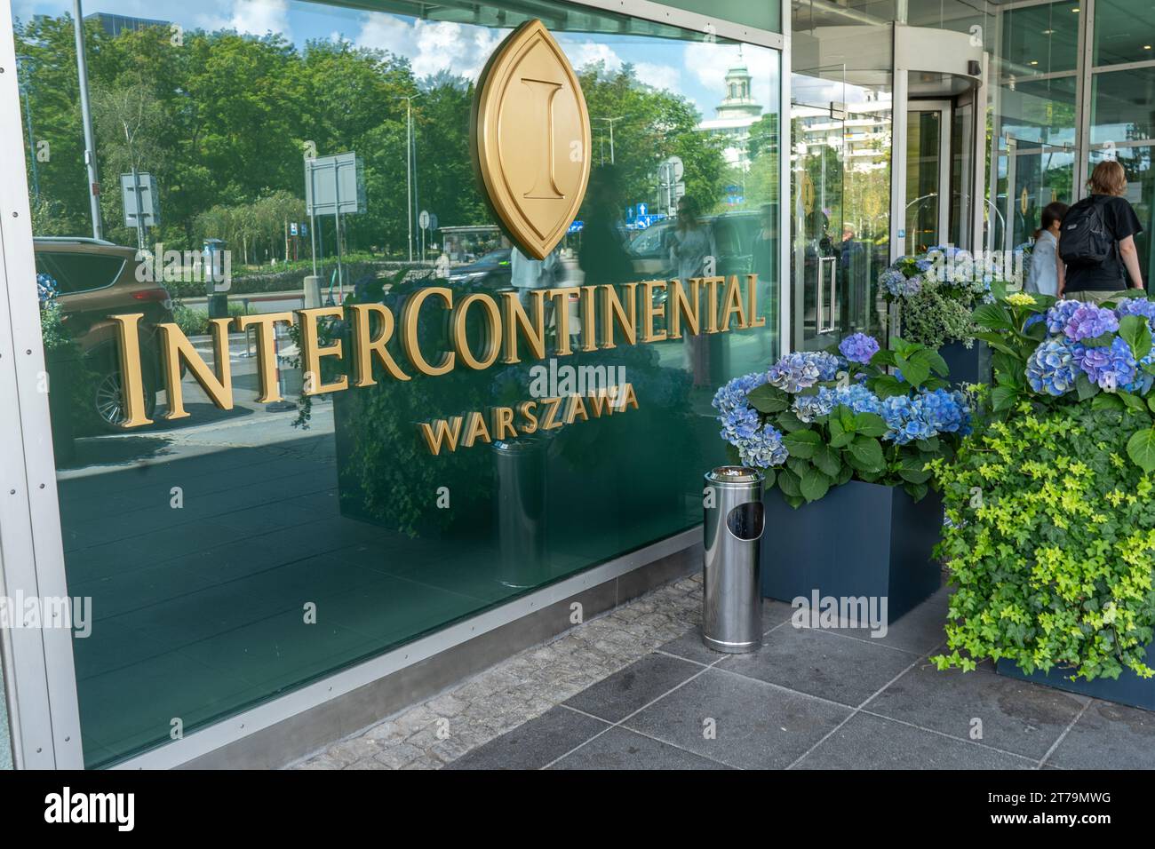 Esterno dell'hotel InterContinental di Varsavia. Logo all'ingresso dell'edificio. Cartello. Via della finestra. Segnale intercontinentale. Polonia, Varsavia - 27 luglio 2023. Foto Stock