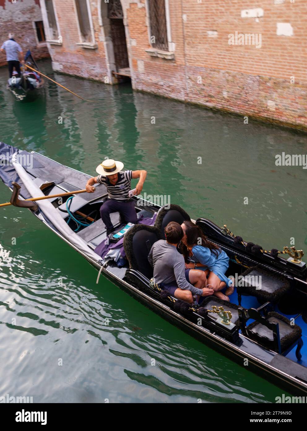 Giro in gondola vicino al Ponte dei Sospiri, Venezia, Italia Foto Stock