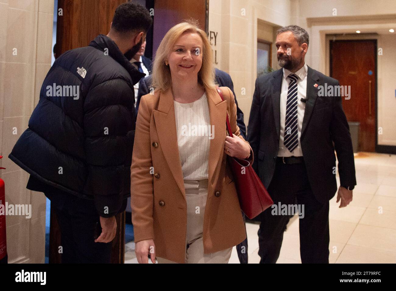 Londra, Regno Unito. 14 novembre 2023. L'ex primo ministro Liz Truss lascia il lancio del bilancio per la crescita a Westminster da parte della commissione per la crescita. All'evento hanno partecipato l'ex primo ministro Liz Truss, Sir Jacob Rees-Mogg e Lord Frost e gli economisti. Londra. Claire Doherty/Alamy Live News Foto Stock