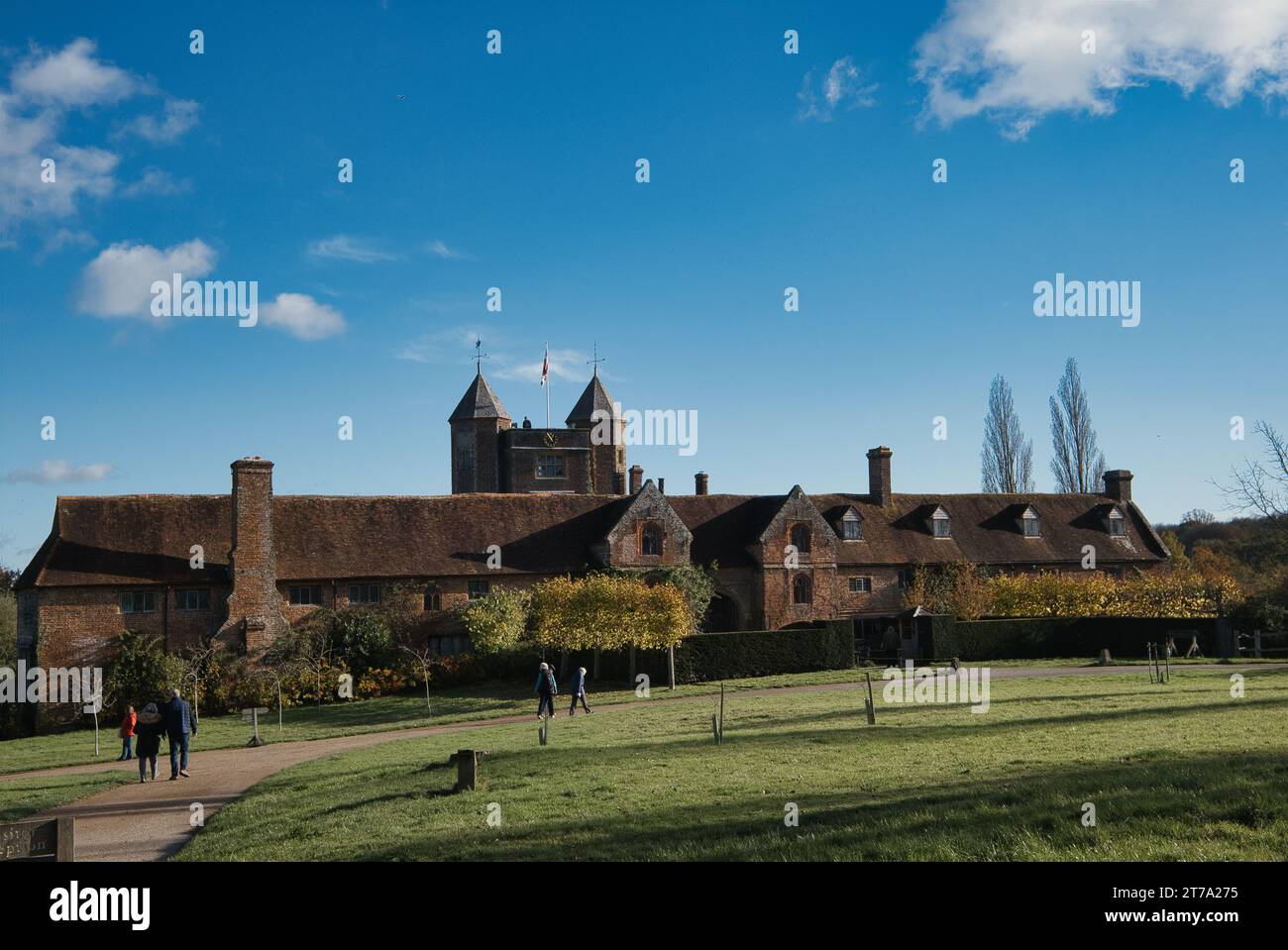 In autunno, i visitatori si godono i terreni di Sissinghurst nel Kent. Foto Stock