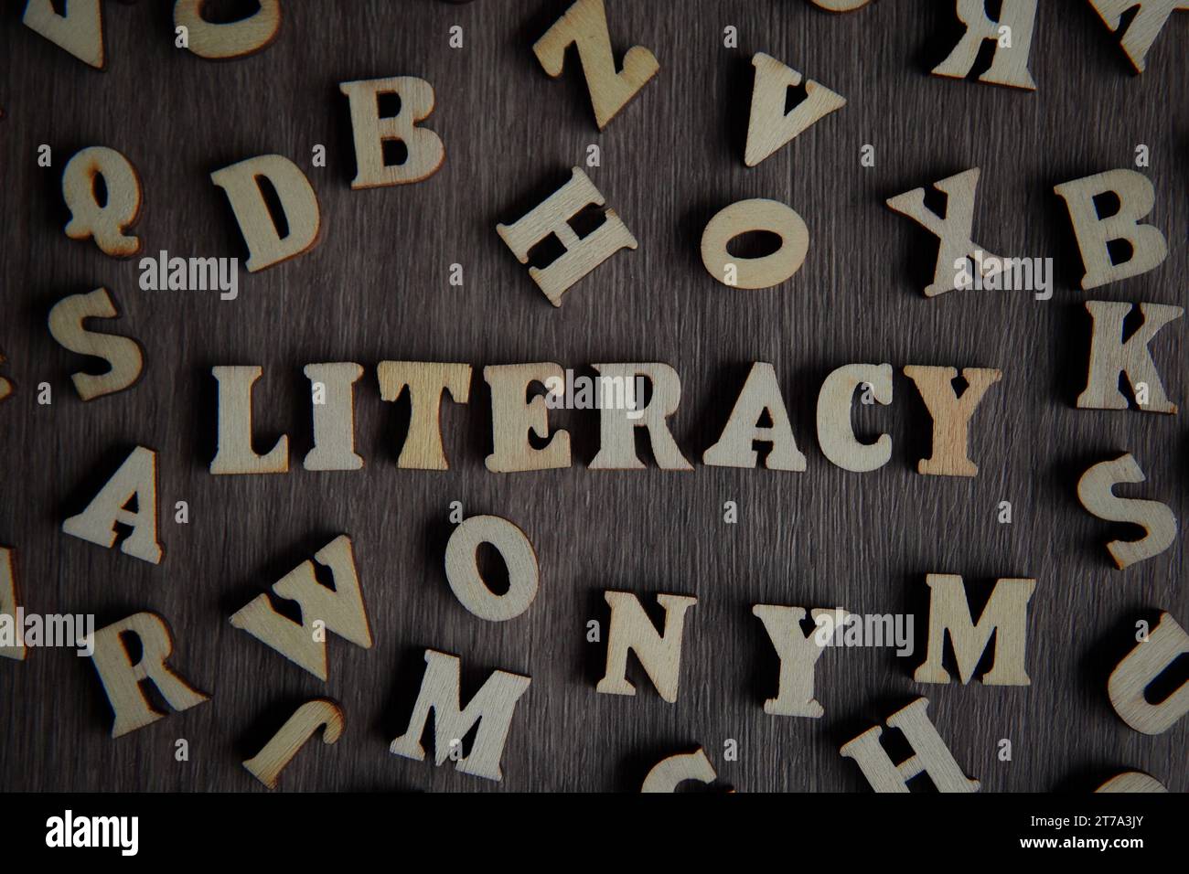 Immagine ravvicinata dell'ALFABETIZZAZIONE del testo circondata da alfabeto sparso. Foto Stock