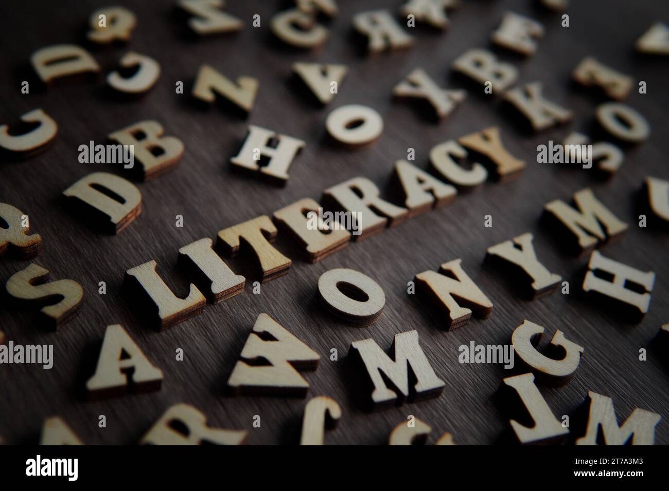 Immagine ravvicinata dell'ALFABETIZZAZIONE del testo circondata da alfabeto sparso. Foto Stock