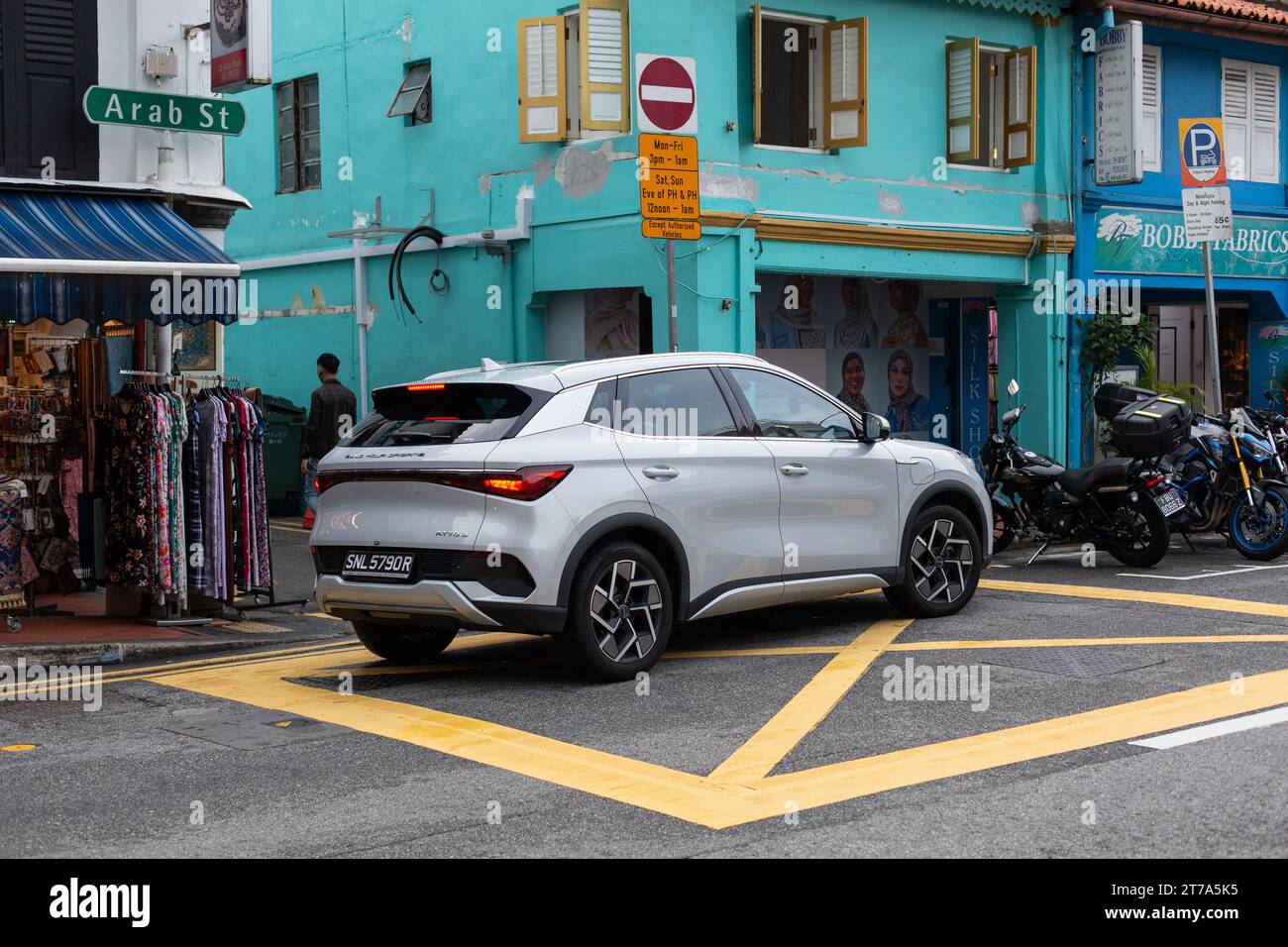 Un autista viola le regole del traffico, si ferma illegalmente all'interno della croce gialla lungo Arab Street, all'ingresso di Haji Lane, Singapore. Foto Stock