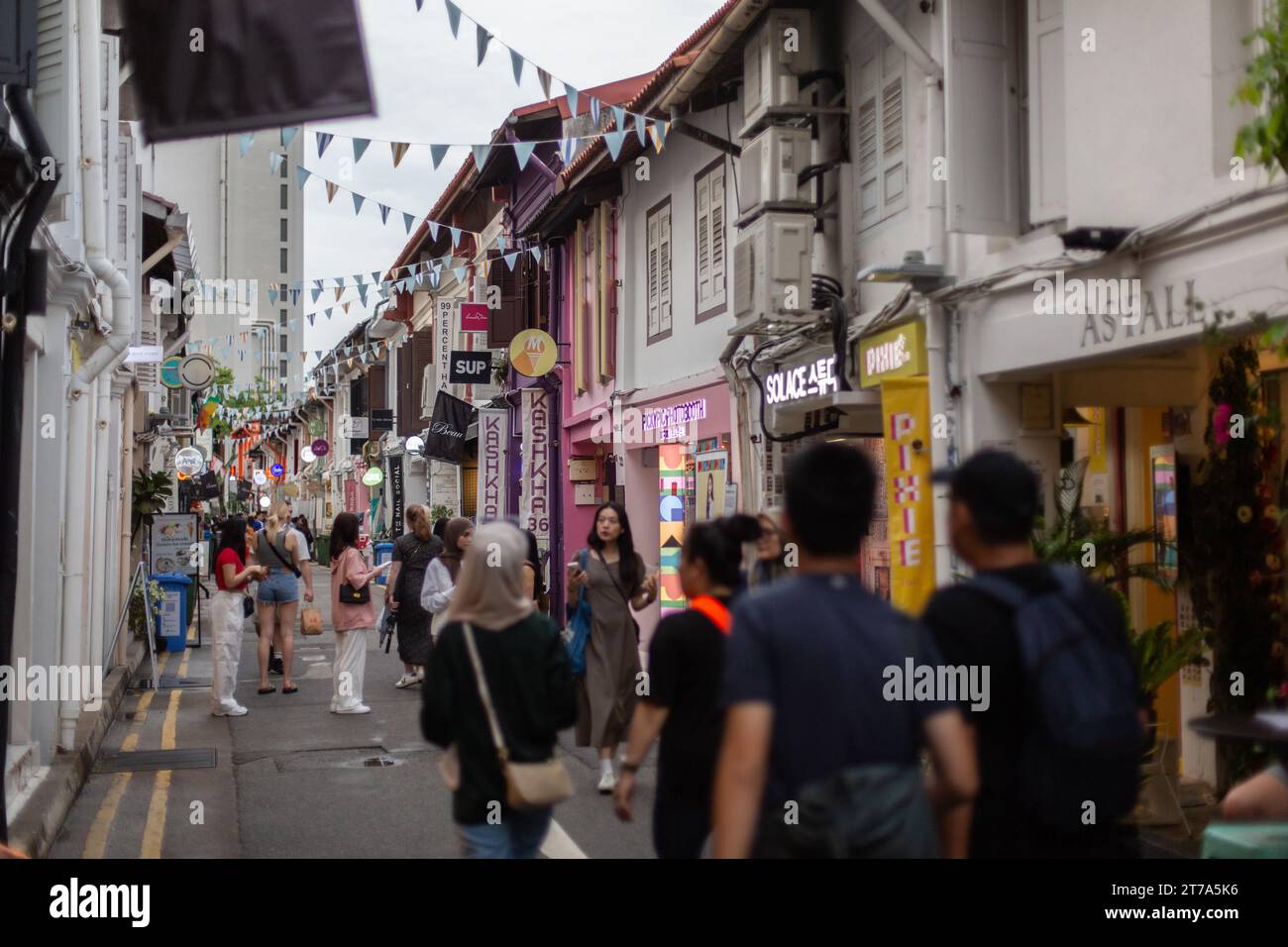 Haji Lane è una strada stretta nel Kampong Glam, famosa per le boutique di moda indipendenti per i turisti e gli adolescenti per fare shopping. Singapore. Foto Stock