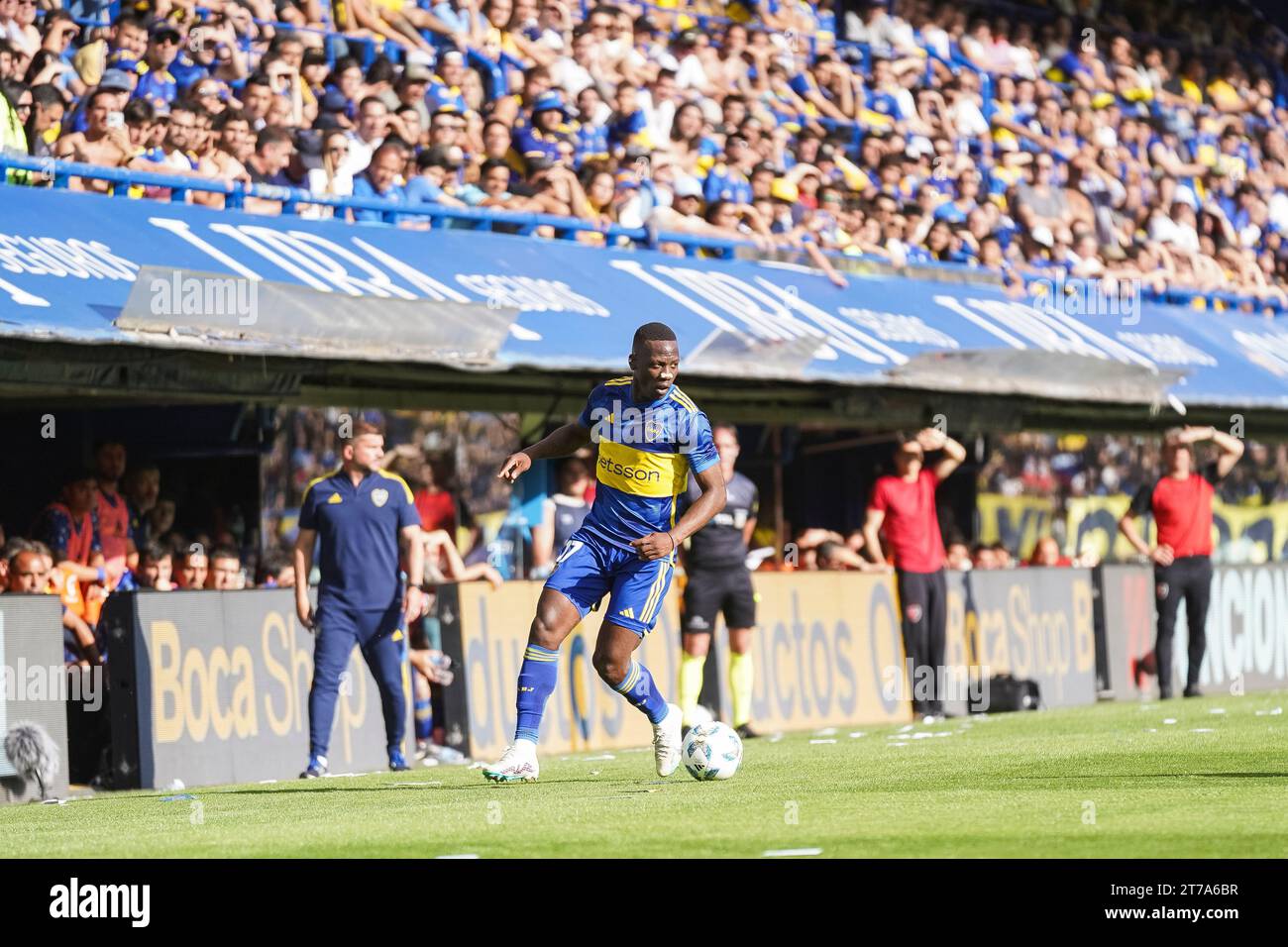 Luis Advincula del Boca Juniors durante la partita di Liga Argentina tra CA Boca Juniors e Newell's giocata al la Bombonera Stadium il 12 novembre 2023 a Buenos Aires, Spagna. (Foto di Santiago Joel Abdala / PRESSINPHOTO) Foto Stock