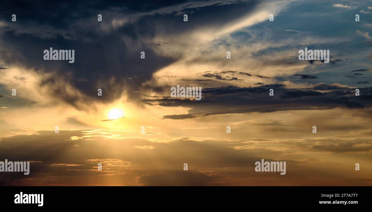 un tramonto con nuvole spettacolari e raggi di sole. Foto Stock