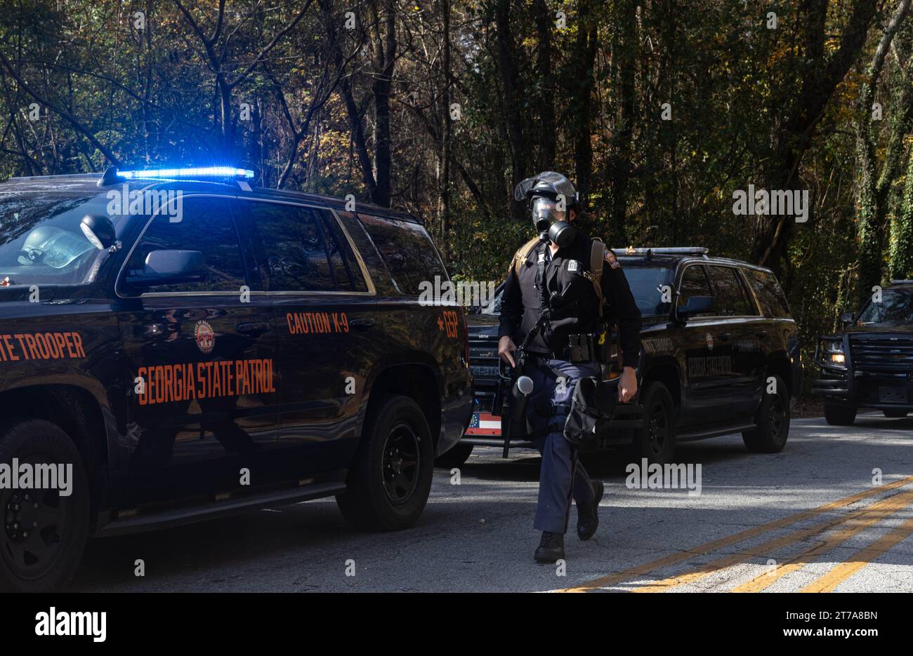 Un ufficiale della Georgia State Patrol con una pistola a palla di pepe si muove verso la marcia «Block Cop City» ad Atlanta, Georgia, lunedì 13 novembre 2023. Gli attivisti di «Stop Cop City» si sono riuniti da tutti gli Stati Uniti per partecipare alla marcia «Block Cop City» per il cantiere del Centro di formazione per la pubblica sicurezza di Atlanta. (Foto di Carlos Berrios Polanco/Sipa USA) Foto Stock