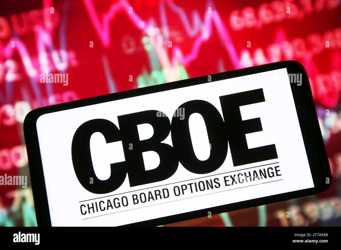 In questa foto, il logo CBOE (Chicago Board Options Exchange) è visibile sullo schermo di uno smartphone con le percentuali del mercato azionario in background. Foto Stock