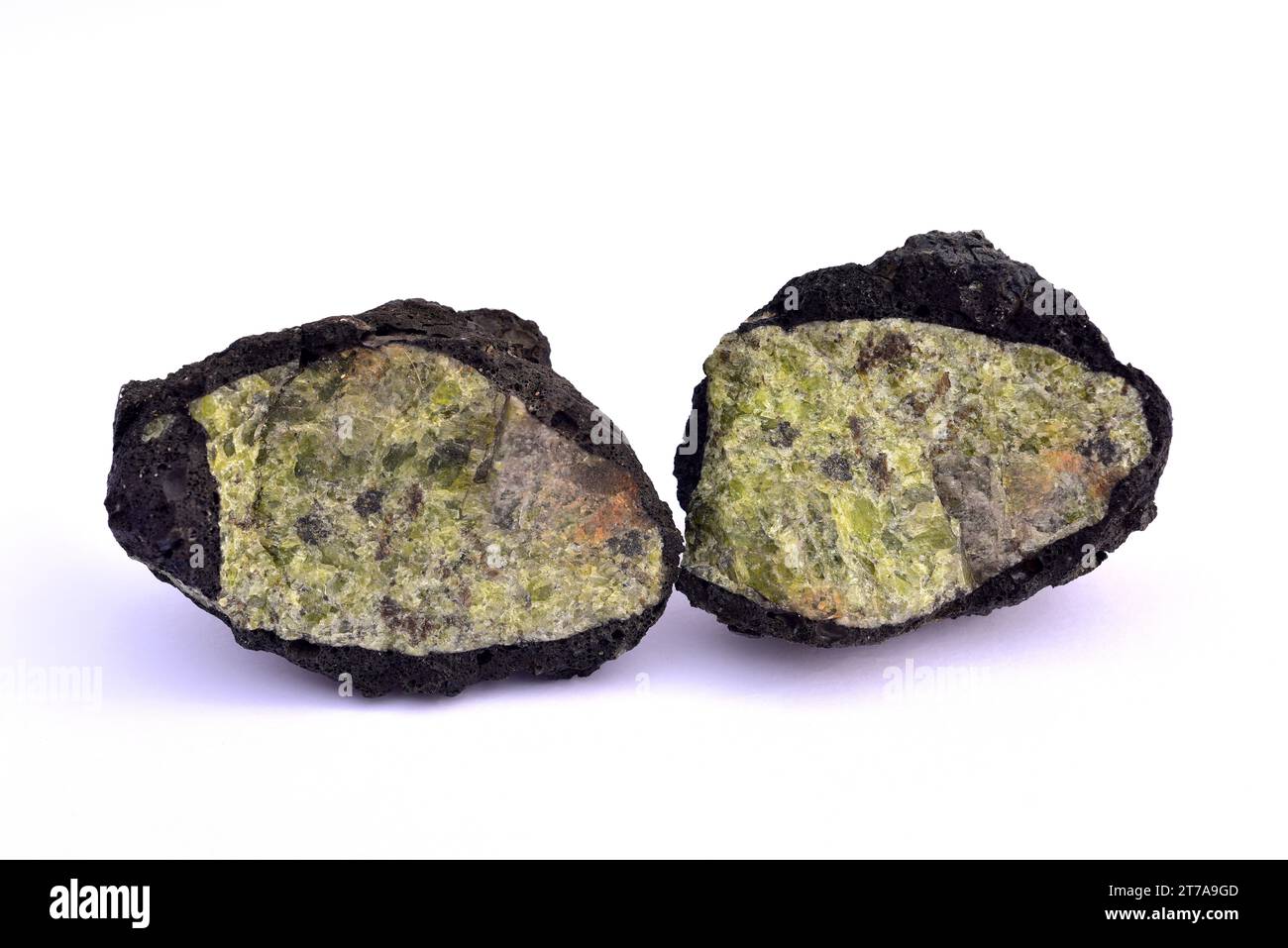 L'olivina è un minerale di silicato di ferro di magnesio. Questo campione circondato da basalto proviene da Lanzarote, Isole Canarie, Spagna. Foto Stock