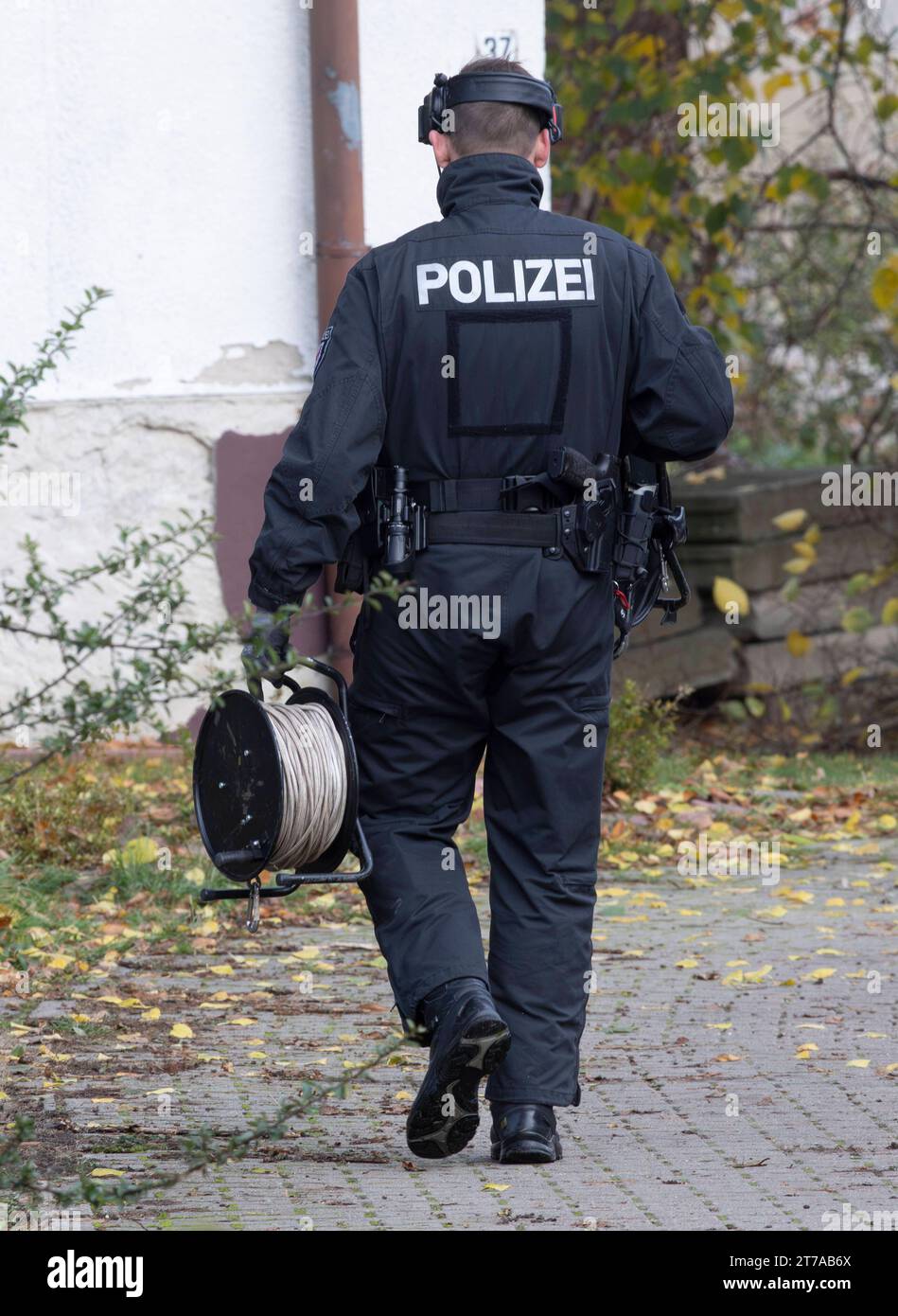 Berlin den 12.11.2023 Geiselnahme in Vieritz, nachdem der Vater Sein als Geisel genommenes kind freigelassen Hat, Hat er sich im Haus weiter verschanzt. In der Nacht zu Sonntag Hat dann das SEK den Mann tot im Dachboden aufgefunden. Damit War nach 35 Stunden der Einsatz beendt. Bild-Motiv: Kriminaltechniker/Sprengstoff Experten auf dem Weg ins Haus *** Berlino 12 11 2023 presa di ostaggi a Vieritz, dopo che il padre ha rilasciato il figlio che era stato preso in ostaggio, si è trincerato ulteriormente in casa domenica notte, il SEK ha trovato l'uomo morto nella soffitta, questo ha concluso l'operazione dopo il 35 Foto Stock