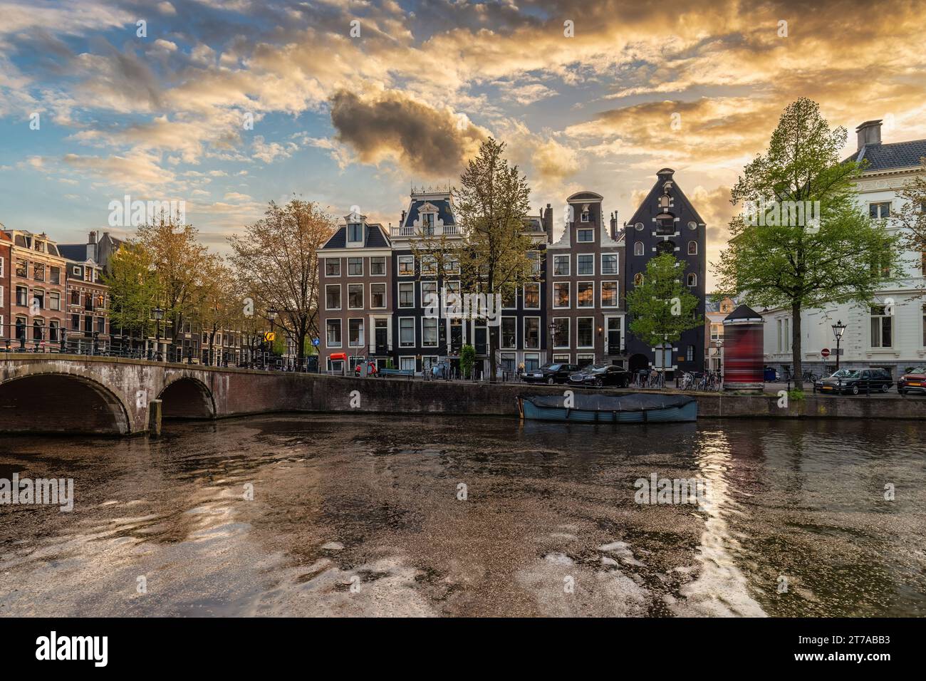 Amsterdam Paesi Bassi, tramonto skyline della città di canal waterfront Foto Stock