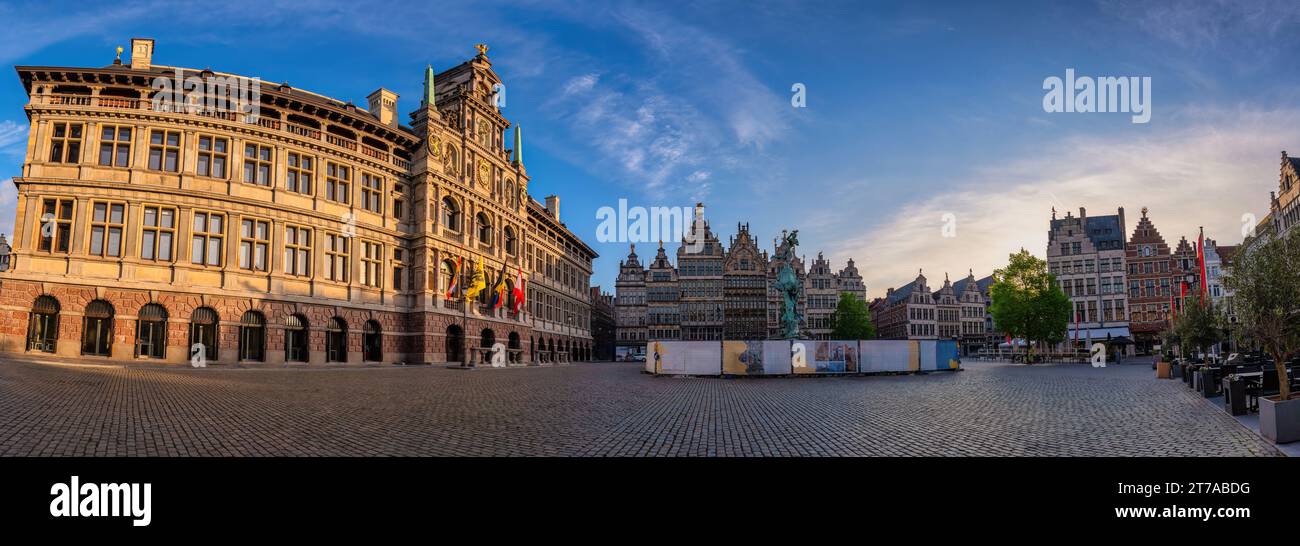 Anversa, Belgio, panorama dell'alba, skyline della città in Piazza Grote Markt (grande mercato) Foto Stock