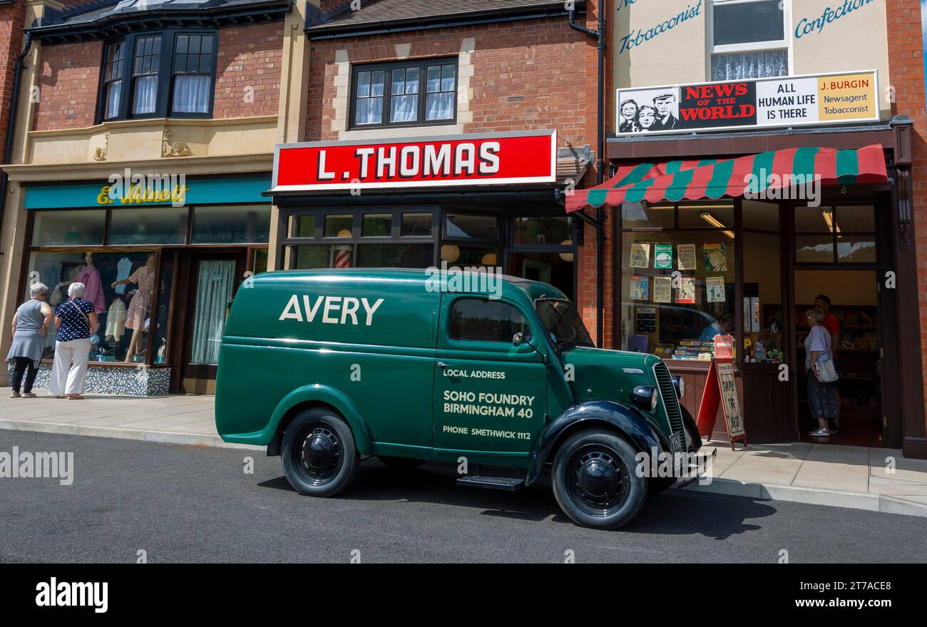 I tradizionali negozi di High Street degli anni '1940 del 1950 al Black Country Living Museum, Dudley, West Midlands, Inghilterra, Regno Unito Foto Stock