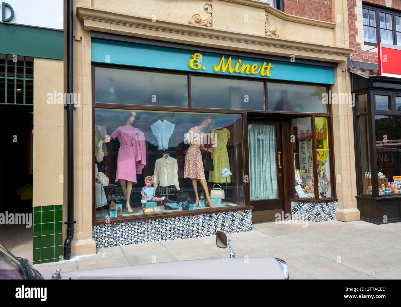 E. Minett's Ladieswear shop davanti al Black Country Living Museum, Dudley, West Midlands, Inghilterra, Regno Unito Foto Stock