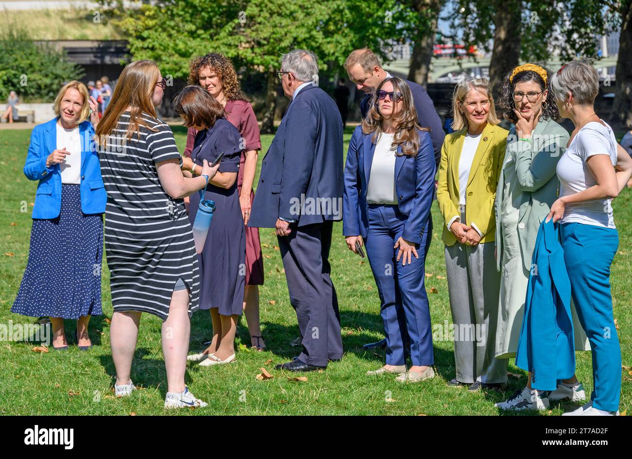 I deputati liberali democratici si riuniscono a Victoria Tower Gardens, Westminster per dare il benvenuto alla loro nuova deputata Sarah Dyke (Somerton e Frome) il suo primo giorno a Parl Foto Stock