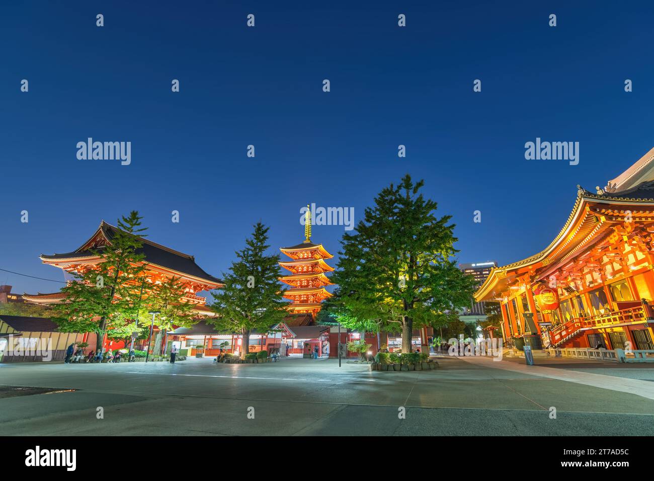 Tokyo, Giappone - 26 ottobre 2017: Skyline notturno della città al Tempio di Asakusa (senso-Ji) Foto Stock