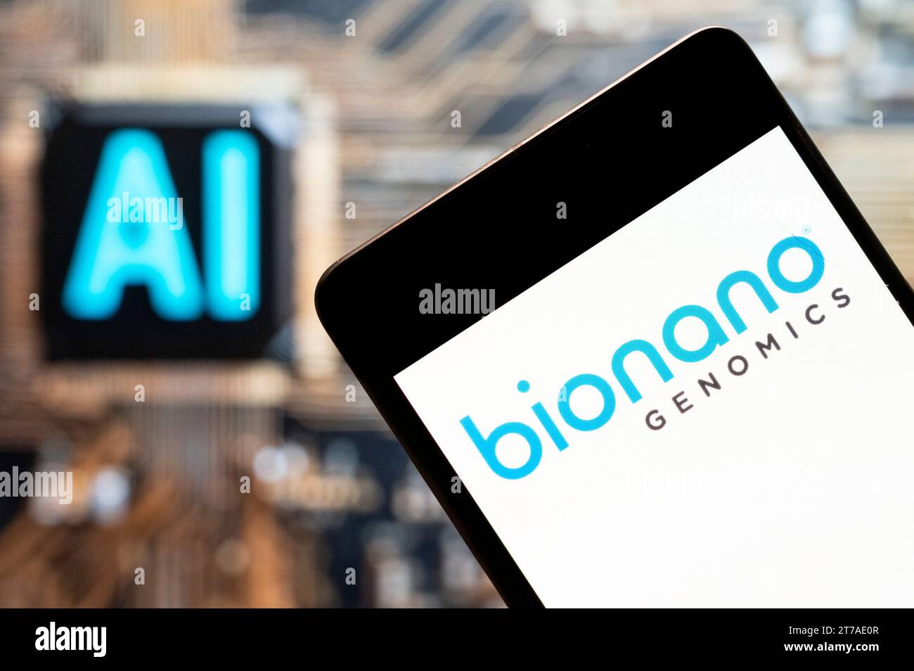 In questa illustrazione fotografica, la piattaforma per analizzare i lunghi segmenti del logo della società di biotecnologia del DNA genomico Bionano Genomics (NASDAQ: BNGO) visto su uno smartphone con un chip di intelligenza artificiale (ai) e un simbolo sullo sfondo. Foto Stock