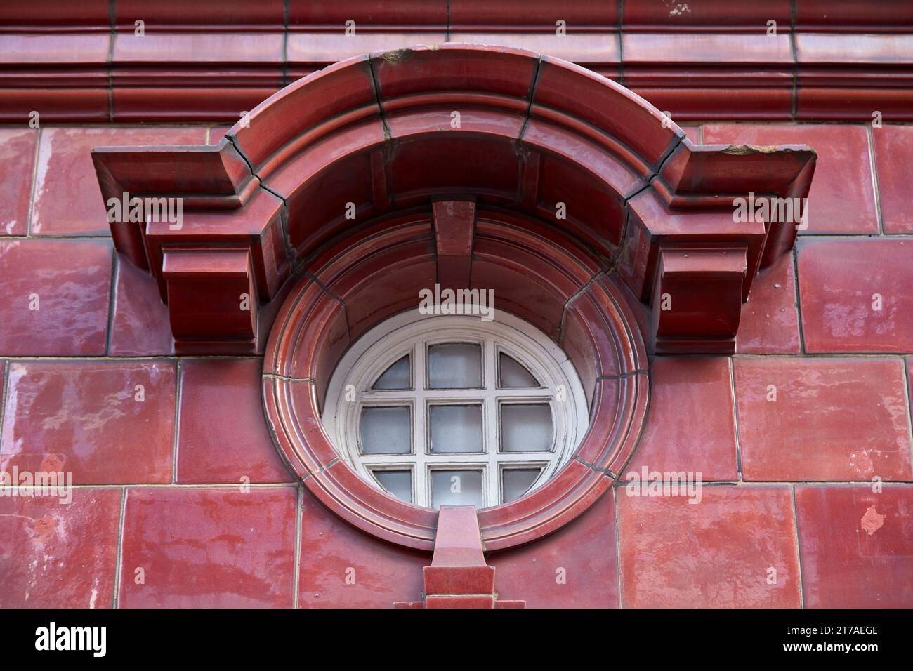 Finestra a occhio di bue con piastrelle in ceramica rossa alla stazione della metropolitana di Belsize Park, un edificio classificato di grado II. Progettato da Leslie Green. Foto Stock