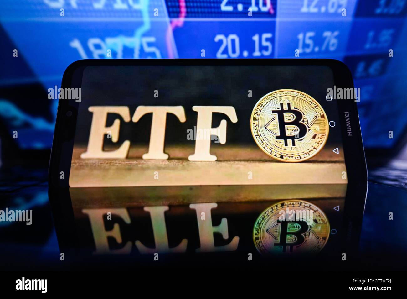 14 novembre 2023, Polonia: In questa foto, un logo Bitcoin ETF viene visualizzato su uno smartphone con percentuali di borsa in background. (Immagine di credito: © Omar Marques/SOPA Images via ZUMA Press Wire) SOLO USO EDITORIALE! Non per USO commerciale! Foto Stock