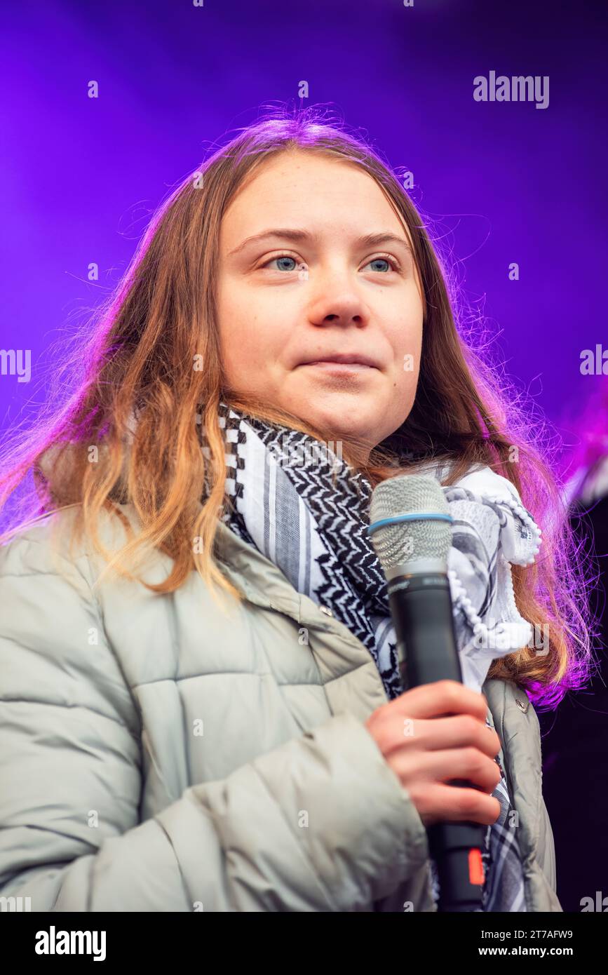 Centro città, Amsterdam, Paesi Bassi. Domenica 12 novembre 2023. Si stima che 85.000 dimostrazioni abbiano partecipato a una marcia in un clima pacifico con Foto Stock