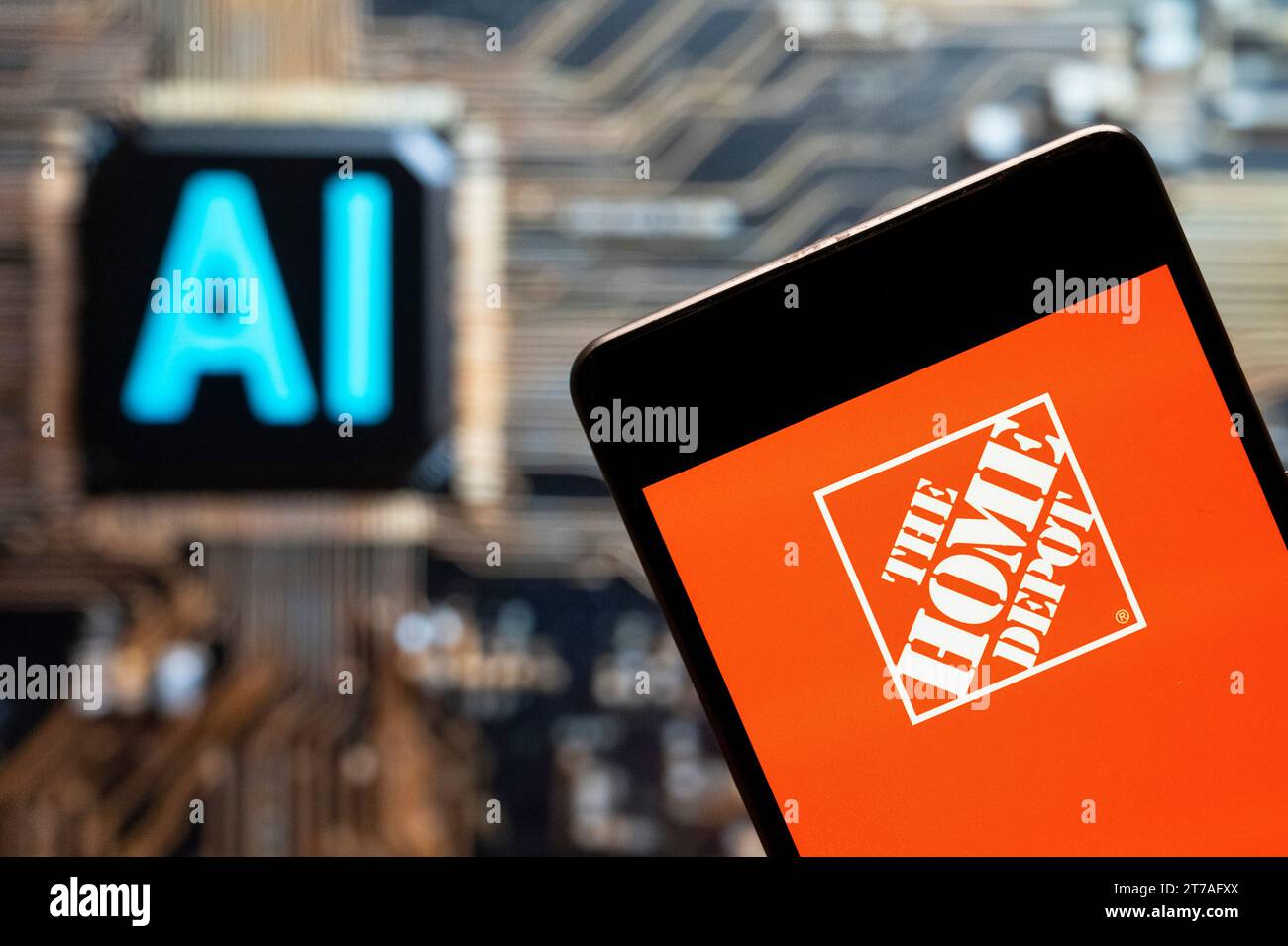 3 novembre 2023, Cina: In questa immagine, la multinazionale americana per il miglioramento della casa, il logo Home Depot (NYSE: HD), visibile su uno smartphone con un chip di intelligenza artificiale (ai) e un simbolo sullo sfondo. (Immagine di credito: © Budrul Chukrut/SOPA Images via ZUMA Press Wire) SOLO USO EDITORIALE! Non per USO commerciale! Foto Stock