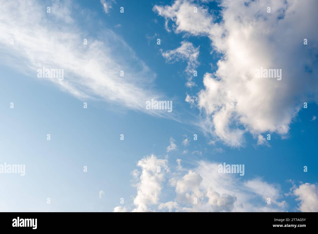 Insolite nuvole ondulate a righe bianche in un cielo blu brillante. Sfondo paradisiaco per le tue foto. Foto perfetta di Sky. Foto Stock