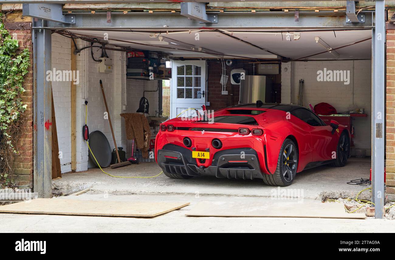 Ferrari SF90 stradale S-A auto sportiva ibrida elettrica plug-in con motore da 4 litri. Foto Stock