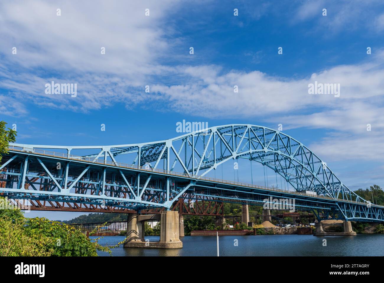Il ponte Belle Vernon, noto anche come ponte Speers-Belle Vernon, è un ponte sospeso continuo attraverso un ponte a capriata che attraversa il Monongahela R. Foto Stock